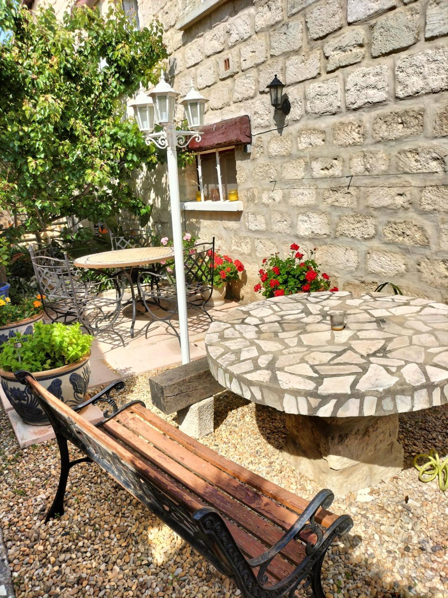 Charmant Appart Avec Jardin Aigues-Mortes Exteriér fotografie